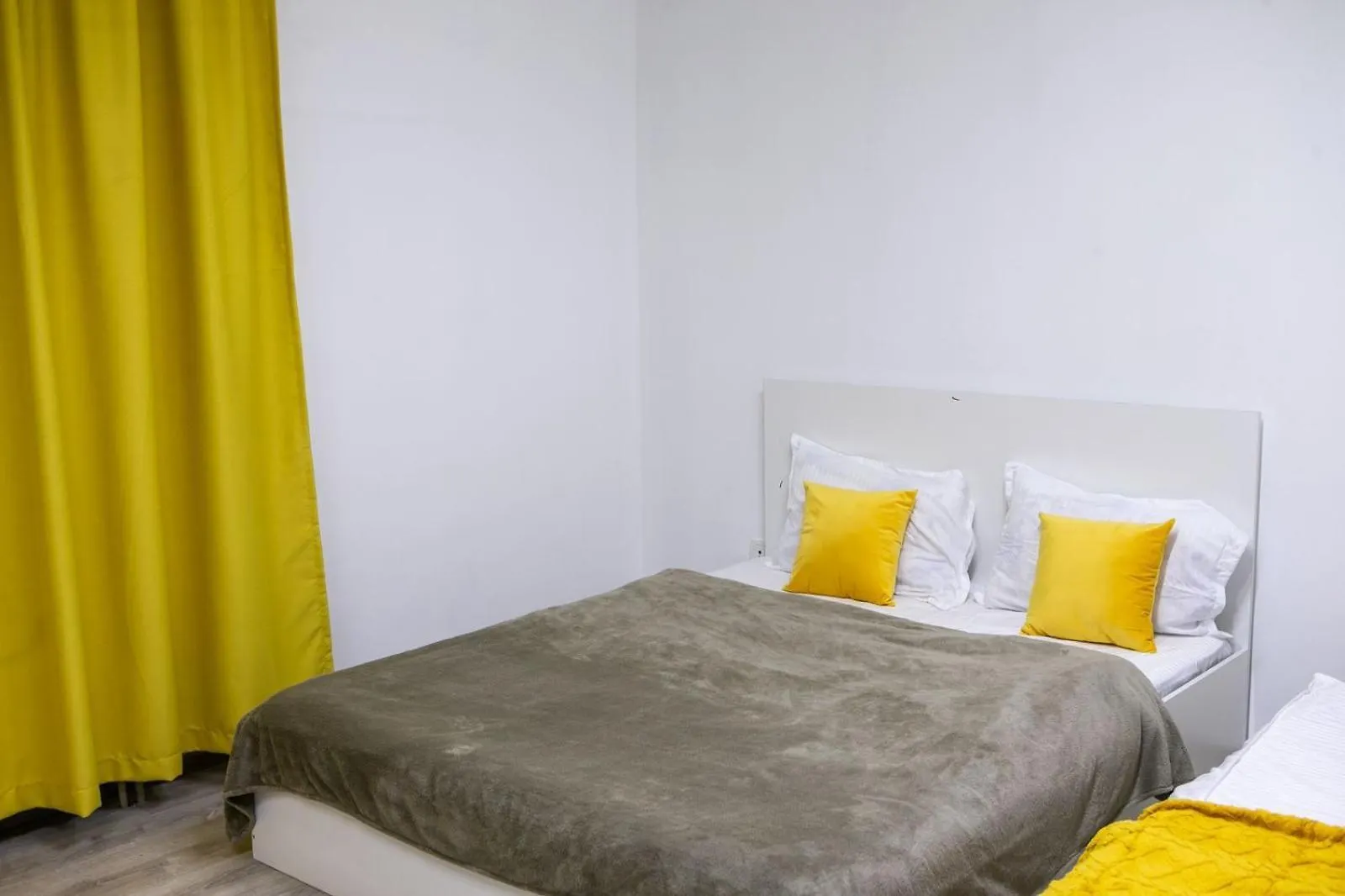 Apartment Квартира 4-Комнатная На 15-18 Человек 101 Almaty